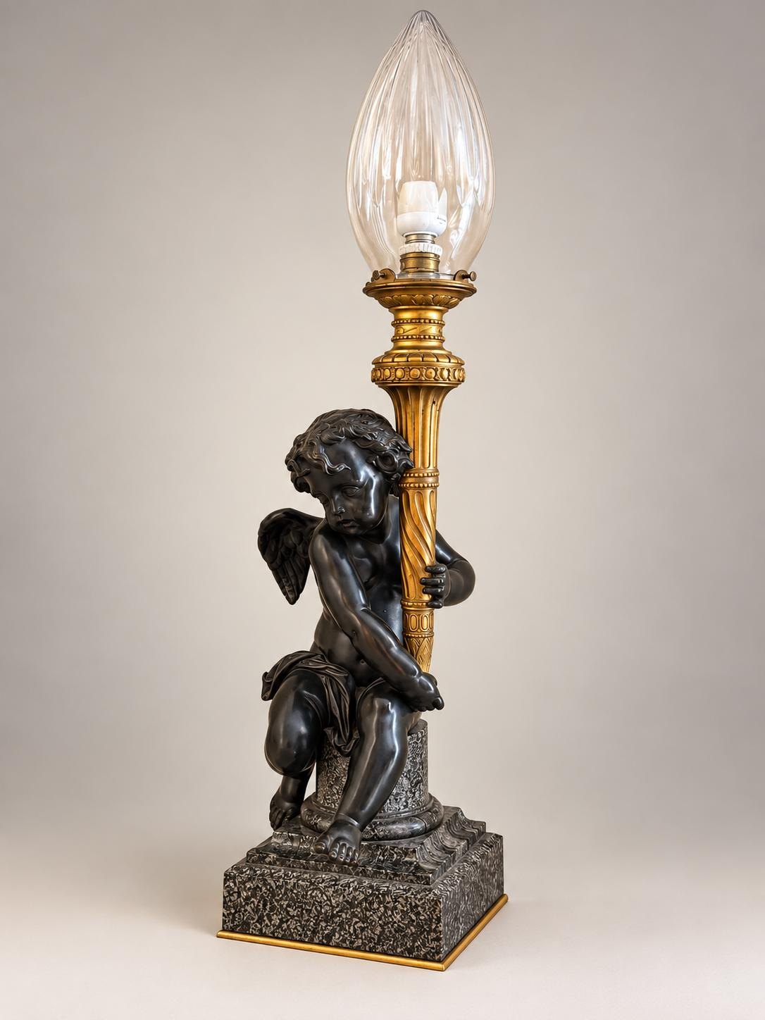 Lampe au chérubin en bronze