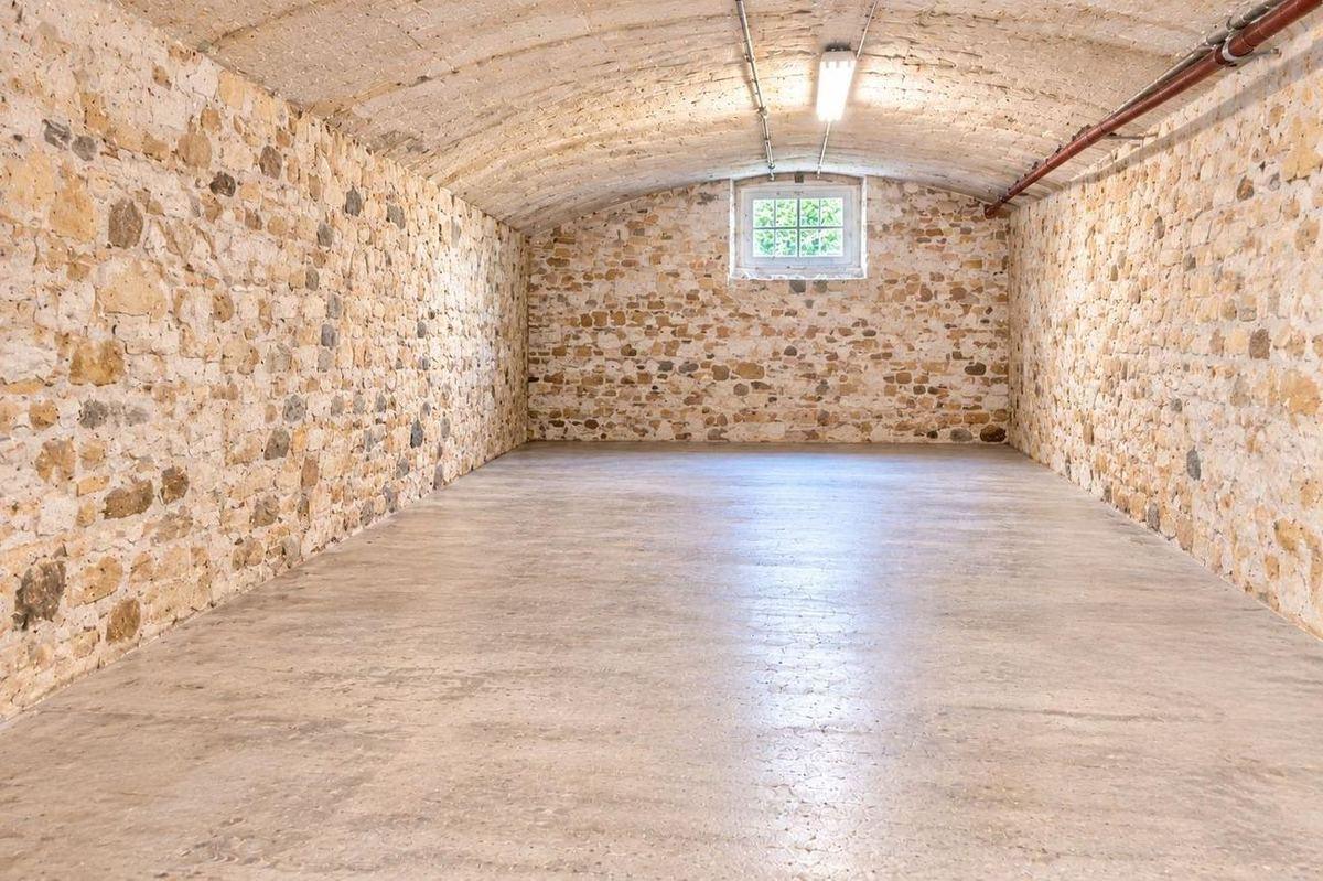 Cave vidée et nettoyée après le vide maison