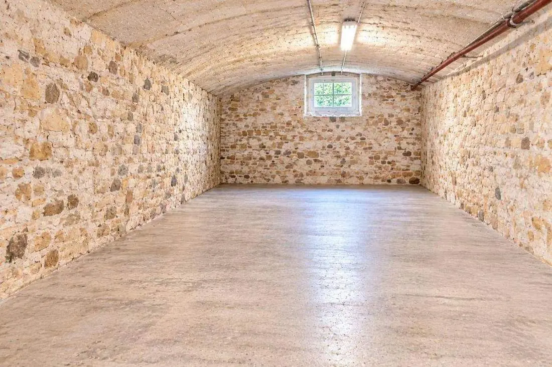 Cave vidée et nettoyée après le vide maison