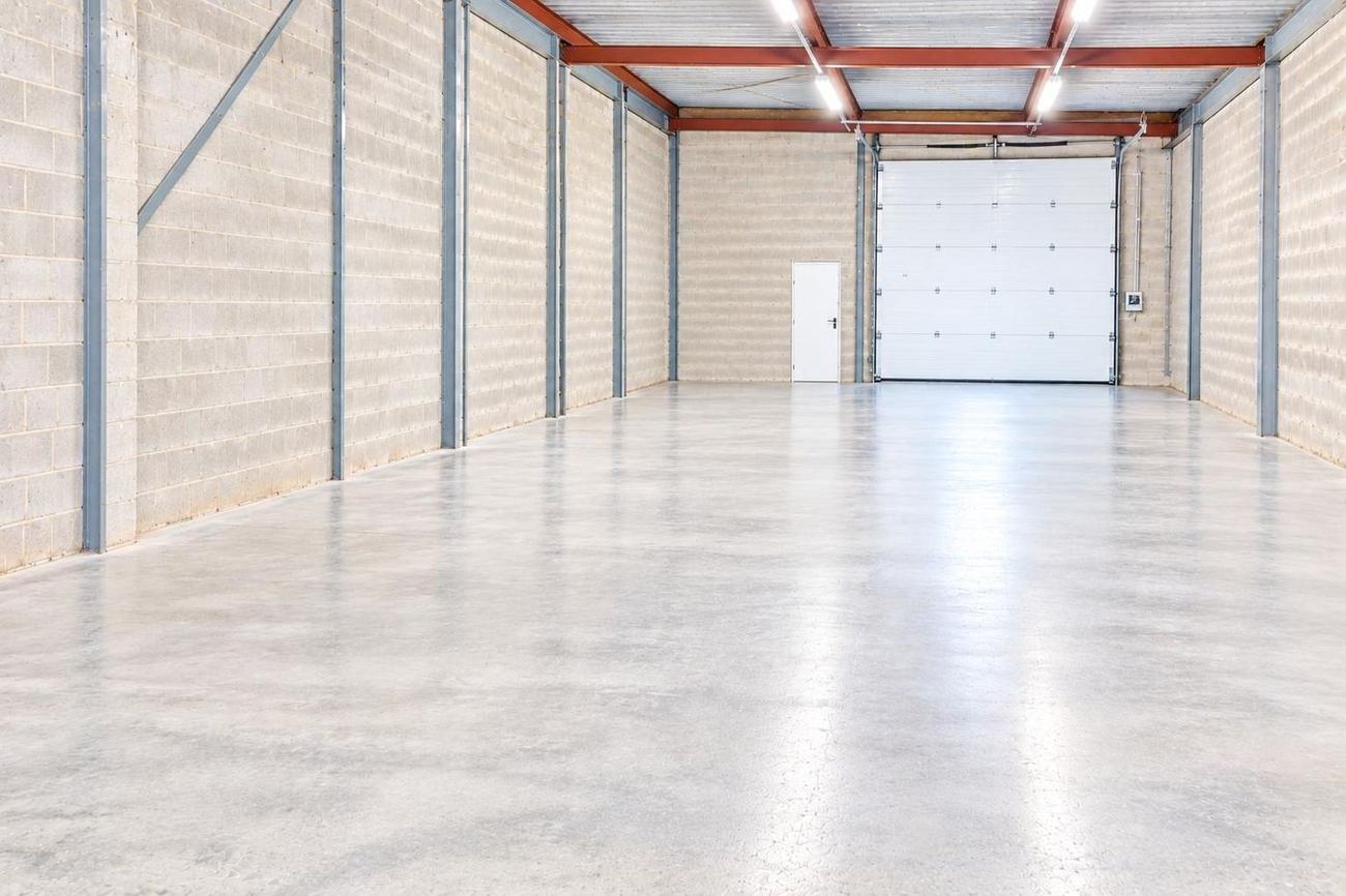 Garage vidé et nettoyé après le vide maison