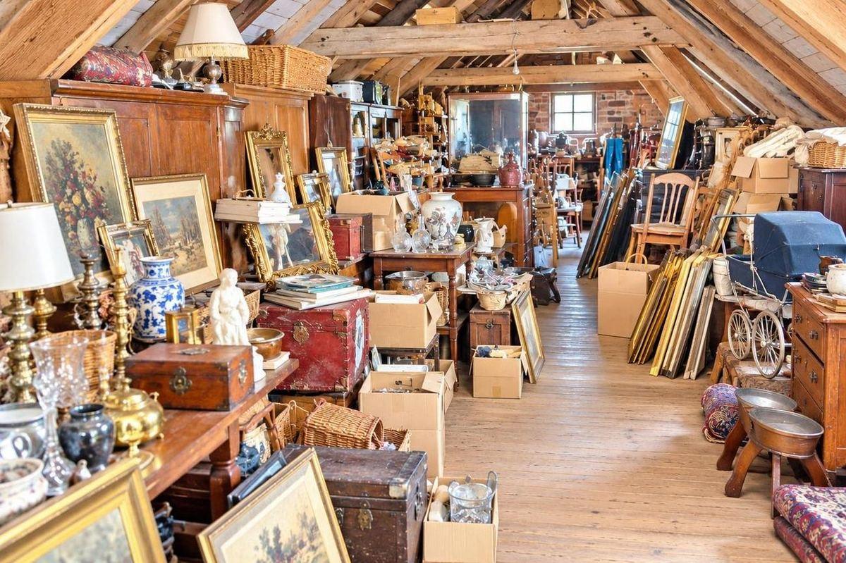 Grenier rempli d’objets anciens avant le vide maison